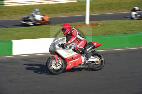 Mallory park Leicestershire;Mallory park photographs;Motorcycle action photographs;event digital images;eventdigitalimages;mallory park;no limits trackday;peter wileman photography;trackday;trackday digital images;trackday photos