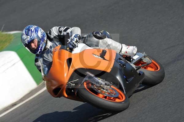 Mallory park Leicestershire;Mallory park photographs;Motorcycle action photographs;event digital images;eventdigitalimages;mallory park;no limits trackday;peter wileman photography;trackday;trackday digital images;trackday photos