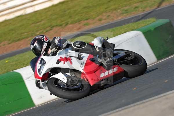 Mallory park Leicestershire;Mallory park photographs;Motorcycle action photographs;event digital images;eventdigitalimages;mallory park;no limits trackday;peter wileman photography;trackday;trackday digital images;trackday photos