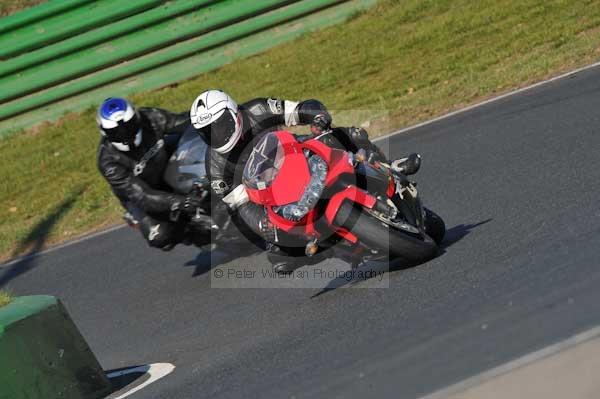 Mallory park Leicestershire;Mallory park photographs;Motorcycle action photographs;event digital images;eventdigitalimages;mallory park;no limits trackday;peter wileman photography;trackday;trackday digital images;trackday photos