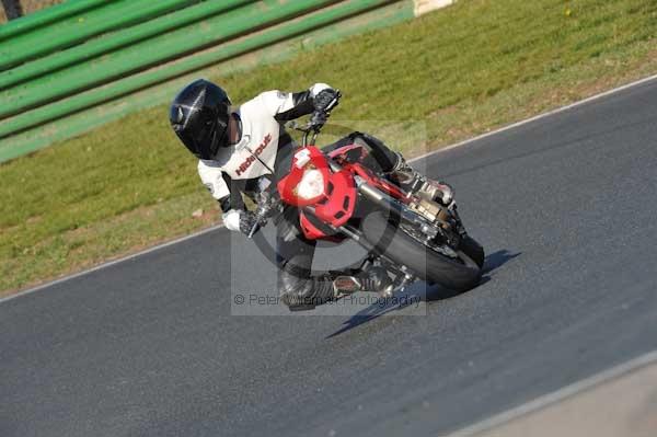 Mallory park Leicestershire;Mallory park photographs;Motorcycle action photographs;event digital images;eventdigitalimages;mallory park;no limits trackday;peter wileman photography;trackday;trackday digital images;trackday photos