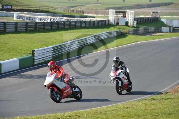 Mallory park Leicestershire;Mallory park photographs;Motorcycle action photographs;event digital images;eventdigitalimages;mallory park;no limits trackday;peter wileman photography;trackday;trackday digital images;trackday photos