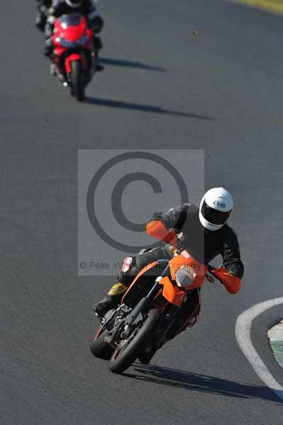 Mallory park Leicestershire;Mallory park photographs;Motorcycle action photographs;event digital images;eventdigitalimages;mallory park;no limits trackday;peter wileman photography;trackday;trackday digital images;trackday photos