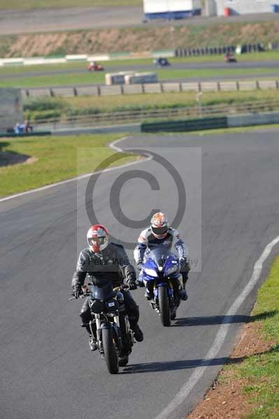 Mallory park Leicestershire;Mallory park photographs;Motorcycle action photographs;event digital images;eventdigitalimages;mallory park;no limits trackday;peter wileman photography;trackday;trackday digital images;trackday photos