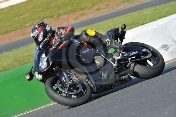 Mallory park Leicestershire;Mallory park photographs;Motorcycle action photographs;event digital images;eventdigitalimages;mallory park;no limits trackday;peter wileman photography;trackday;trackday digital images;trackday photos