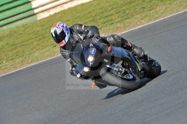 Mallory park Leicestershire;Mallory park photographs;Motorcycle action photographs;event digital images;eventdigitalimages;mallory park;no limits trackday;peter wileman photography;trackday;trackday digital images;trackday photos