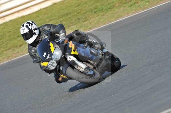 Mallory park Leicestershire;Mallory park photographs;Motorcycle action photographs;event digital images;eventdigitalimages;mallory park;no limits trackday;peter wileman photography;trackday;trackday digital images;trackday photos