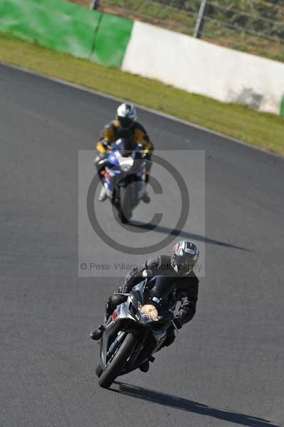 Mallory park Leicestershire;Mallory park photographs;Motorcycle action photographs;event digital images;eventdigitalimages;mallory park;no limits trackday;peter wileman photography;trackday;trackday digital images;trackday photos