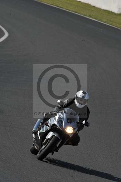 Mallory park Leicestershire;Mallory park photographs;Motorcycle action photographs;event digital images;eventdigitalimages;mallory park;no limits trackday;peter wileman photography;trackday;trackday digital images;trackday photos