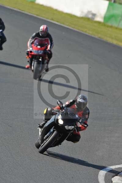 Mallory park Leicestershire;Mallory park photographs;Motorcycle action photographs;event digital images;eventdigitalimages;mallory park;no limits trackday;peter wileman photography;trackday;trackday digital images;trackday photos