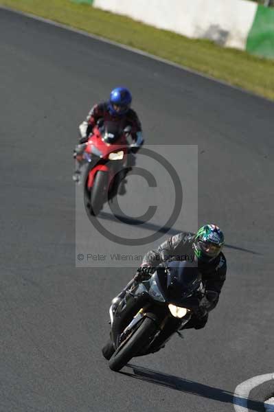 Mallory park Leicestershire;Mallory park photographs;Motorcycle action photographs;event digital images;eventdigitalimages;mallory park;no limits trackday;peter wileman photography;trackday;trackday digital images;trackday photos