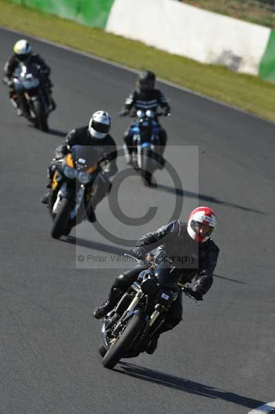 Mallory park Leicestershire;Mallory park photographs;Motorcycle action photographs;event digital images;eventdigitalimages;mallory park;no limits trackday;peter wileman photography;trackday;trackday digital images;trackday photos