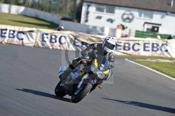 Mallory park Leicestershire;Mallory park photographs;Motorcycle action photographs;event digital images;eventdigitalimages;mallory park;no limits trackday;peter wileman photography;trackday;trackday digital images;trackday photos