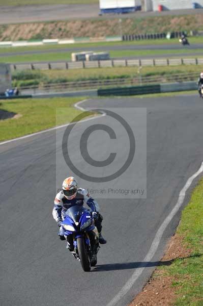 Mallory park Leicestershire;Mallory park photographs;Motorcycle action photographs;event digital images;eventdigitalimages;mallory park;no limits trackday;peter wileman photography;trackday;trackday digital images;trackday photos