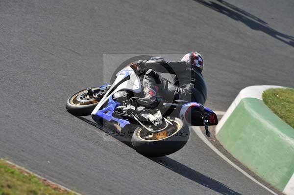 Mallory park Leicestershire;Mallory park photographs;Motorcycle action photographs;event digital images;eventdigitalimages;mallory park;no limits trackday;peter wileman photography;trackday;trackday digital images;trackday photos