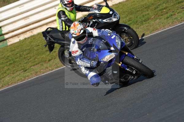 Mallory park Leicestershire;Mallory park photographs;Motorcycle action photographs;event digital images;eventdigitalimages;mallory park;no limits trackday;peter wileman photography;trackday;trackday digital images;trackday photos