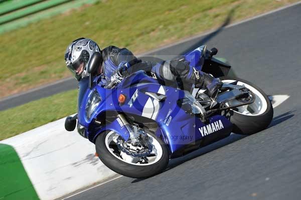 Mallory park Leicestershire;Mallory park photographs;Motorcycle action photographs;event digital images;eventdigitalimages;mallory park;no limits trackday;peter wileman photography;trackday;trackday digital images;trackday photos