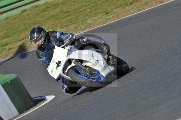 Mallory park Leicestershire;Mallory park photographs;Motorcycle action photographs;event digital images;eventdigitalimages;mallory park;no limits trackday;peter wileman photography;trackday;trackday digital images;trackday photos