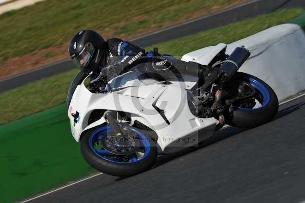 Mallory park Leicestershire;Mallory park photographs;Motorcycle action photographs;event digital images;eventdigitalimages;mallory park;no limits trackday;peter wileman photography;trackday;trackday digital images;trackday photos