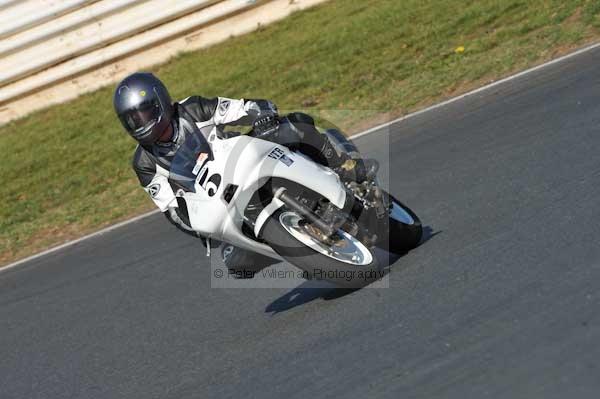 Mallory park Leicestershire;Mallory park photographs;Motorcycle action photographs;event digital images;eventdigitalimages;mallory park;no limits trackday;peter wileman photography;trackday;trackday digital images;trackday photos