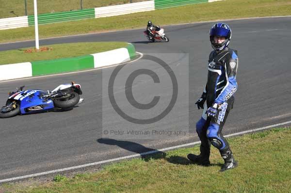 Mallory park Leicestershire;Mallory park photographs;Motorcycle action photographs;event digital images;eventdigitalimages;mallory park;no limits trackday;peter wileman photography;trackday;trackday digital images;trackday photos