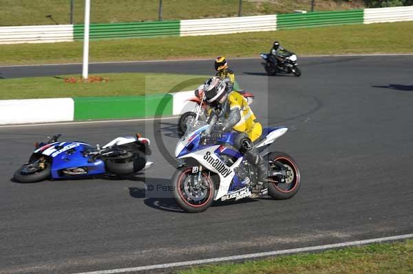 Mallory park Leicestershire;Mallory park photographs;Motorcycle action photographs;event digital images;eventdigitalimages;mallory park;no limits trackday;peter wileman photography;trackday;trackday digital images;trackday photos