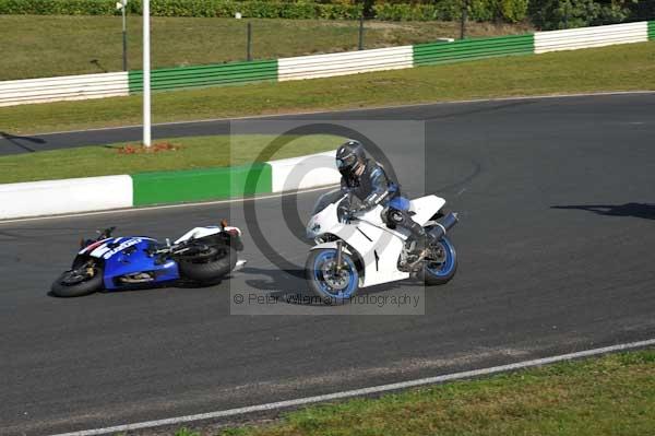 Mallory park Leicestershire;Mallory park photographs;Motorcycle action photographs;event digital images;eventdigitalimages;mallory park;no limits trackday;peter wileman photography;trackday;trackday digital images;trackday photos