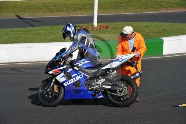 Mallory park Leicestershire;Mallory park photographs;Motorcycle action photographs;event digital images;eventdigitalimages;mallory park;no limits trackday;peter wileman photography;trackday;trackday digital images;trackday photos