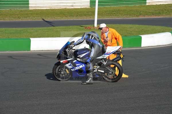 Mallory park Leicestershire;Mallory park photographs;Motorcycle action photographs;event digital images;eventdigitalimages;mallory park;no limits trackday;peter wileman photography;trackday;trackday digital images;trackday photos