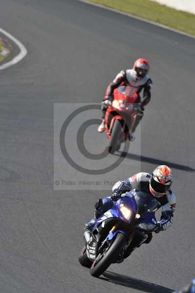 Mallory park Leicestershire;Mallory park photographs;Motorcycle action photographs;event digital images;eventdigitalimages;mallory park;no limits trackday;peter wileman photography;trackday;trackday digital images;trackday photos