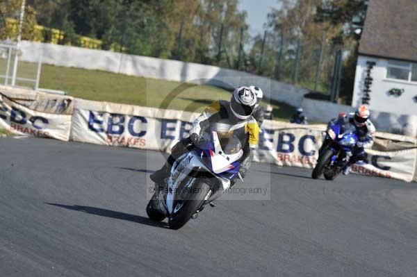 Mallory park Leicestershire;Mallory park photographs;Motorcycle action photographs;event digital images;eventdigitalimages;mallory park;no limits trackday;peter wileman photography;trackday;trackday digital images;trackday photos