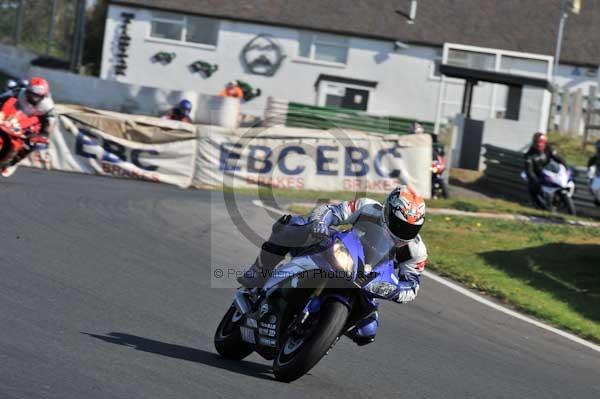 Mallory park Leicestershire;Mallory park photographs;Motorcycle action photographs;event digital images;eventdigitalimages;mallory park;no limits trackday;peter wileman photography;trackday;trackday digital images;trackday photos