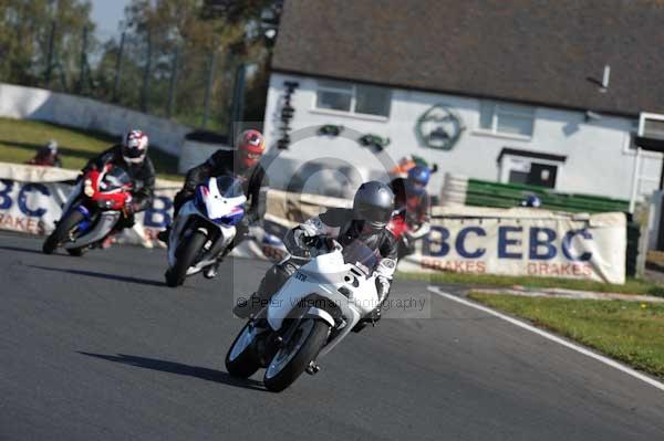 Mallory park Leicestershire;Mallory park photographs;Motorcycle action photographs;event digital images;eventdigitalimages;mallory park;no limits trackday;peter wileman photography;trackday;trackday digital images;trackday photos