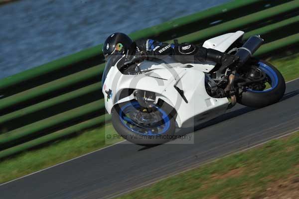 Mallory park Leicestershire;Mallory park photographs;Motorcycle action photographs;event digital images;eventdigitalimages;mallory park;no limits trackday;peter wileman photography;trackday;trackday digital images;trackday photos