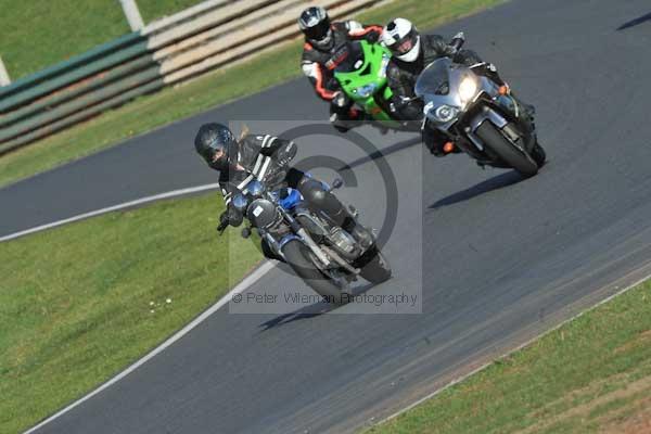 Mallory park Leicestershire;Mallory park photographs;Motorcycle action photographs;event digital images;eventdigitalimages;mallory park;no limits trackday;peter wileman photography;trackday;trackday digital images;trackday photos