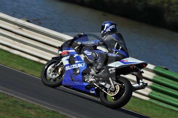 Mallory park Leicestershire;Mallory park photographs;Motorcycle action photographs;event digital images;eventdigitalimages;mallory park;no limits trackday;peter wileman photography;trackday;trackday digital images;trackday photos