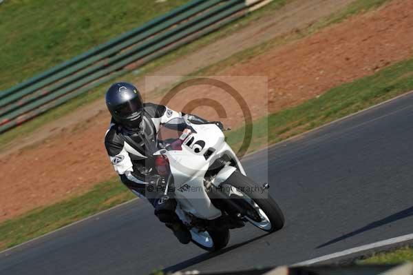 Mallory park Leicestershire;Mallory park photographs;Motorcycle action photographs;event digital images;eventdigitalimages;mallory park;no limits trackday;peter wileman photography;trackday;trackday digital images;trackday photos