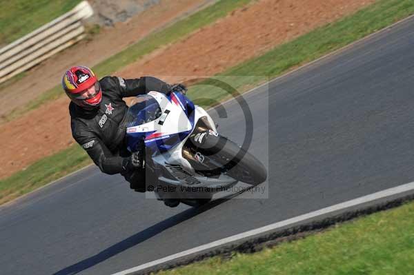 Mallory park Leicestershire;Mallory park photographs;Motorcycle action photographs;event digital images;eventdigitalimages;mallory park;no limits trackday;peter wileman photography;trackday;trackday digital images;trackday photos