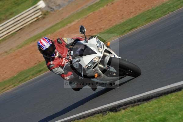 Mallory park Leicestershire;Mallory park photographs;Motorcycle action photographs;event digital images;eventdigitalimages;mallory park;no limits trackday;peter wileman photography;trackday;trackday digital images;trackday photos