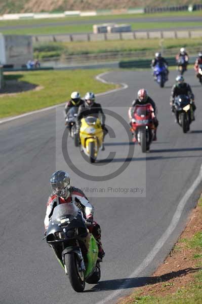 Mallory park Leicestershire;Mallory park photographs;Motorcycle action photographs;event digital images;eventdigitalimages;mallory park;no limits trackday;peter wileman photography;trackday;trackday digital images;trackday photos