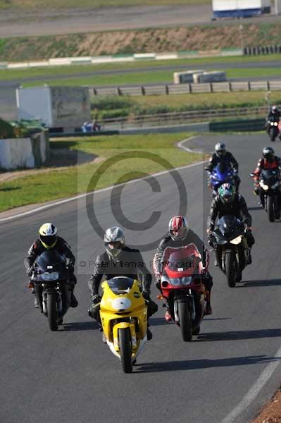 Mallory park Leicestershire;Mallory park photographs;Motorcycle action photographs;event digital images;eventdigitalimages;mallory park;no limits trackday;peter wileman photography;trackday;trackday digital images;trackday photos