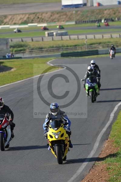 Mallory park Leicestershire;Mallory park photographs;Motorcycle action photographs;event digital images;eventdigitalimages;mallory park;no limits trackday;peter wileman photography;trackday;trackday digital images;trackday photos