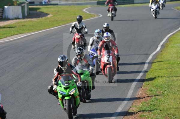 Mallory park Leicestershire;Mallory park photographs;Motorcycle action photographs;event digital images;eventdigitalimages;mallory park;no limits trackday;peter wileman photography;trackday;trackday digital images;trackday photos