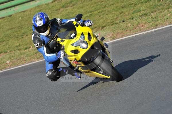 Mallory park Leicestershire;Mallory park photographs;Motorcycle action photographs;event digital images;eventdigitalimages;mallory park;no limits trackday;peter wileman photography;trackday;trackday digital images;trackday photos