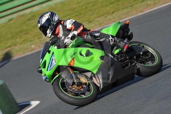 Mallory park Leicestershire;Mallory park photographs;Motorcycle action photographs;event digital images;eventdigitalimages;mallory park;no limits trackday;peter wileman photography;trackday;trackday digital images;trackday photos