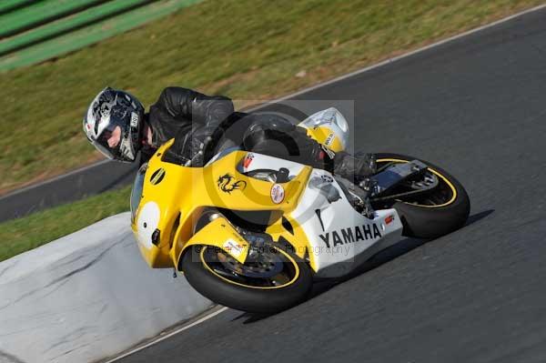 Mallory park Leicestershire;Mallory park photographs;Motorcycle action photographs;event digital images;eventdigitalimages;mallory park;no limits trackday;peter wileman photography;trackday;trackday digital images;trackday photos