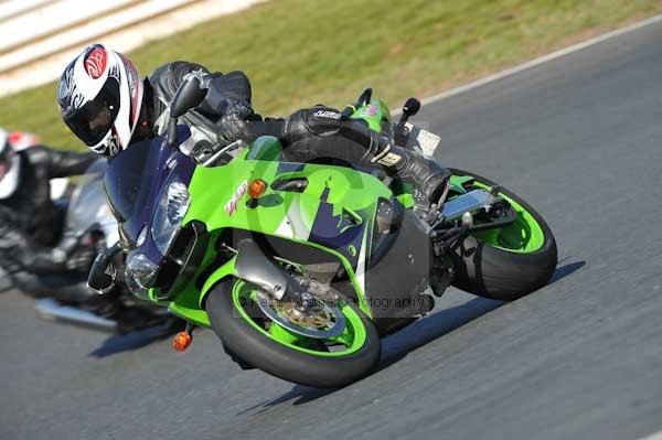 Mallory park Leicestershire;Mallory park photographs;Motorcycle action photographs;event digital images;eventdigitalimages;mallory park;no limits trackday;peter wileman photography;trackday;trackday digital images;trackday photos