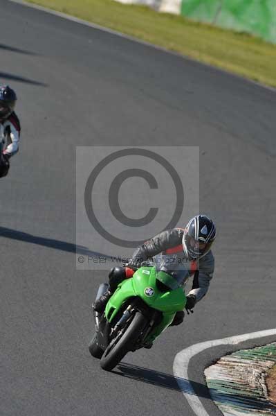 Mallory park Leicestershire;Mallory park photographs;Motorcycle action photographs;event digital images;eventdigitalimages;mallory park;no limits trackday;peter wileman photography;trackday;trackday digital images;trackday photos