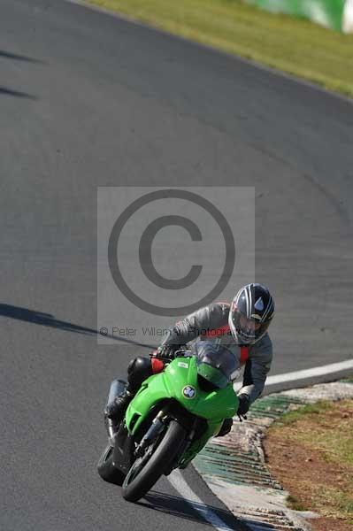 Mallory park Leicestershire;Mallory park photographs;Motorcycle action photographs;event digital images;eventdigitalimages;mallory park;no limits trackday;peter wileman photography;trackday;trackday digital images;trackday photos