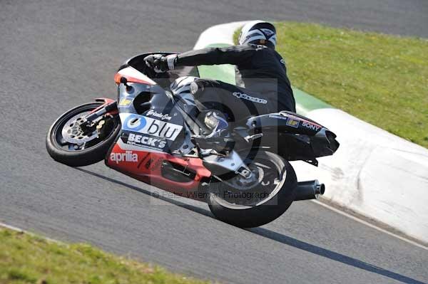 Mallory park Leicestershire;Mallory park photographs;Motorcycle action photographs;event digital images;eventdigitalimages;mallory park;no limits trackday;peter wileman photography;trackday;trackday digital images;trackday photos